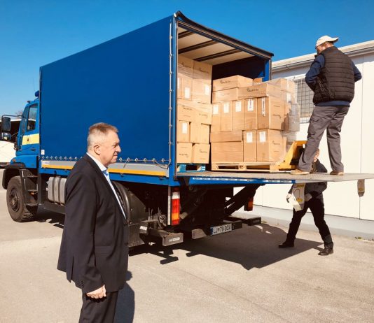 Slovenija že dobila pol milijona zaščitnih mask; premier Janša opozarja, da pri dobavi zaščitne opreme ne gre za pomanjkanje transportnih zmogljivosti ampak za administrativne ovire!