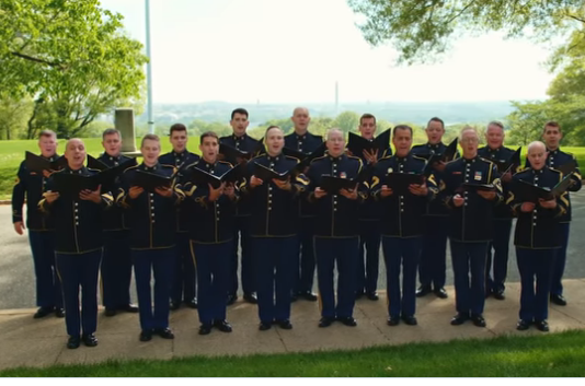 VIDEO: Poglejte kako pripadniki Ameriške vojske zapojejo slovensko pesem