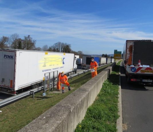 Sloveniji uspelo z diplomatsko akcijo organizirati humanitarni konvoj, ki bo omogočal tovornim vozilom in potnikom vrnitev v matično domovino