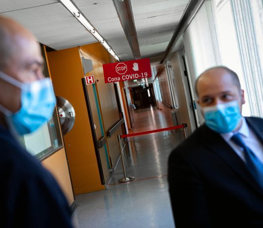 Janez Janša na obisku v UKC poudaril, da so zadeve pod nadzorom »saj se je UKC Ljubljana zganil nekoliko prej kot so bila navodila s strani države in ker imajo ljudi, ki so vedeli vnaprej, kaj lahko prinese neka epidemija.«