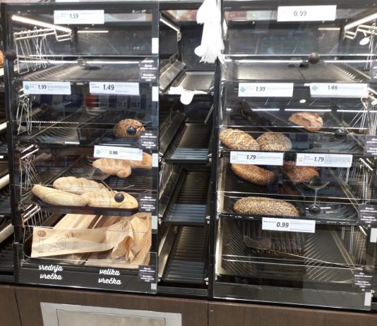 NIJZ s svojo držo sprožil zmedo: Obstaja možnost za prenos koronavirusa, a do prepovedi prodaje nezaščitenih pekovskih izdelkov še ni prišlo