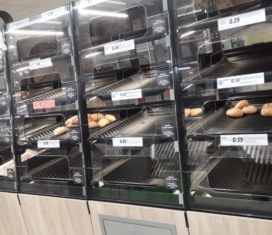 Nepakirani pekovski izdelki sprožajo pomisleke; Lidl in Hofer se branita: spoštujemo navodila NIJZ!