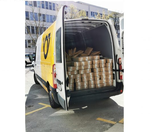 Danes bo pošta Slovenije dostavila 172 tabličnih računalnikov in 482 modemov otrokom iz socialno ogroženih družin