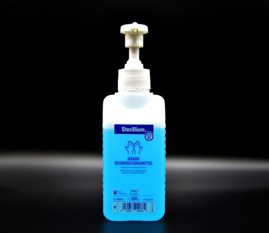 Namesto rokavic sedaj v zaprtih javnih krajih obvezno razkuževanje rok