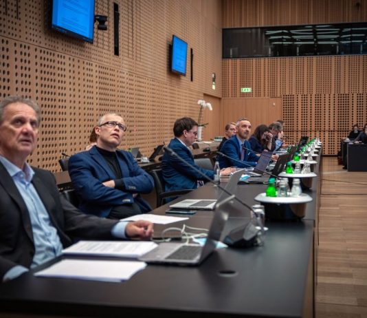 Vlada zaključila z obravnavo predloga tretjega protikorona zakona; ustanovljen tudi Strateški svet za debirokratizacijo