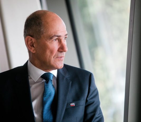 Predsednik vlade Janez Janša napoveduje demokratizacijo Slovenije, ko bo roka pravice obiskala prvorazredne Zemljariče, Jankoviće, Jamnike in Golobiče