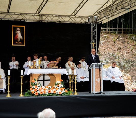 Janez Janša: “Sveta od tisočerih je grobov spomina, tu vsaka gora, reka in dolina”