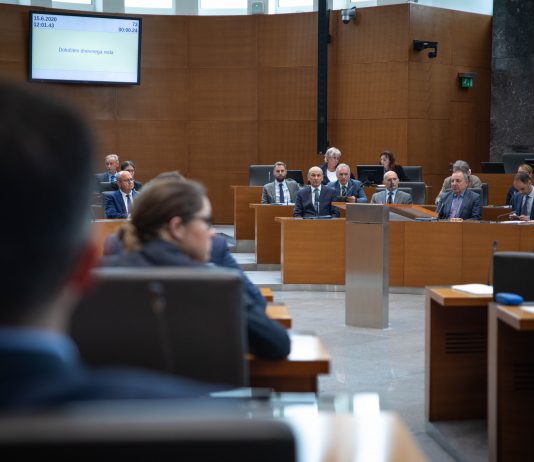 Janez Janša napovedal uveljavitev brezplačnih medkrajevnih javnih prevozev za 1. julij 2020