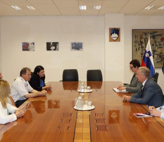 Minister Hojs s predstavniki civilnih iniciativ o migracijah