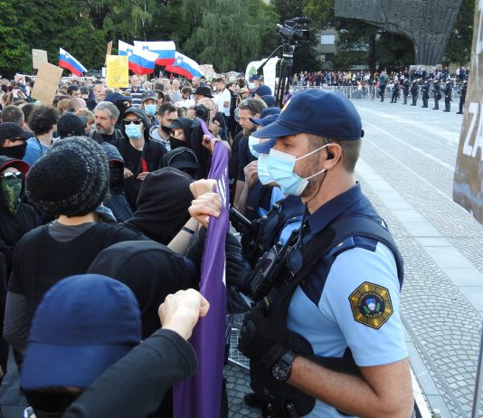 Strokovnjak za varnostna vprašanja brez pripomb na delo slovenske policije: Na provokacije protestnikov se odzivajo modro, pametno preudarno!