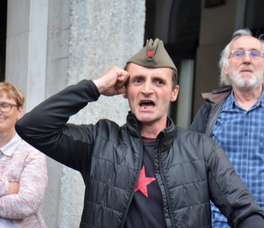 “Smrt janšizmu!” Radikalna levica na protestih javno in organizirano poziva k nasilju!