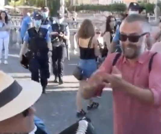 Orosile se vam bodo oči! Harmonikarji preplavili Tromostovje, kot odgovor na napad harmonikarja Marka! (video)