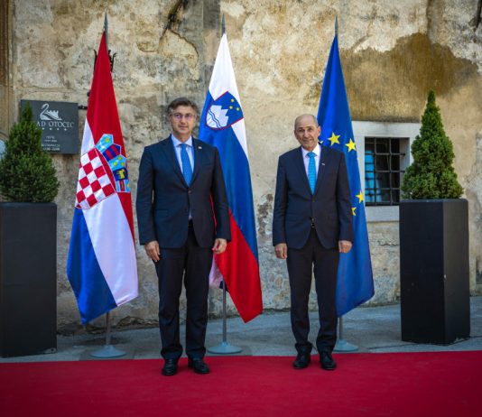 Janez Janša in Andrej Plenkovič na Otočcu za tesno sodelovanje za zajezitev širjenja koronavirusa