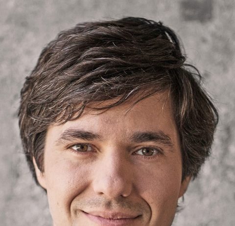 Natakarica opozorila Mesca, naj znotraj lokala nosi masko, ta pa se je le nasmejal! Levičarji že pozivajo k njenemu linču!