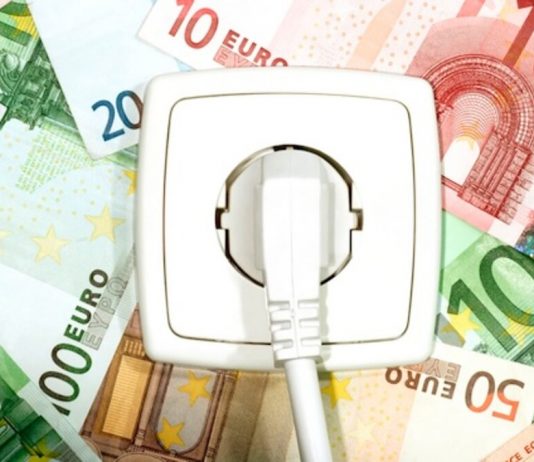 Cena električne energije po zaslugi interventnih ukrepov na letni ravni za gospodinjstva nižja za 17 %