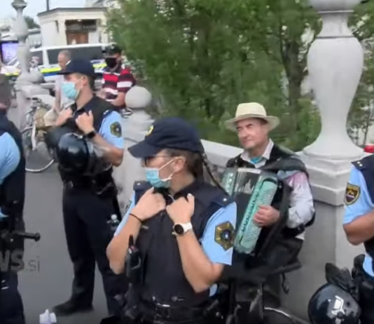 Katastrofa: Tako so morali policisti sredi Ljubljane zaščititi slovenskega harmonikarja!