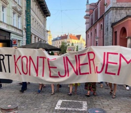 Protestnikov vse manj, Jenull pa ponovno zbiral denar za kazni! Shod spet neprijavljen!