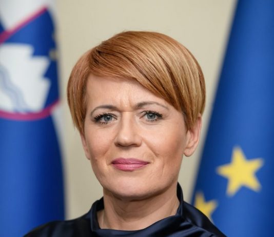 Svet stranke DeSUS naj čim prej skliče izredni kongres, kjer se bo na zakonit način izbralo predsednika