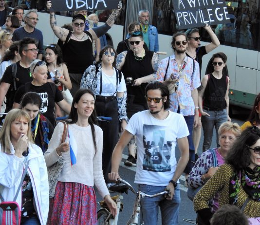 Korak dlje k uporu petkovih protestnikov: Zmenkarije!