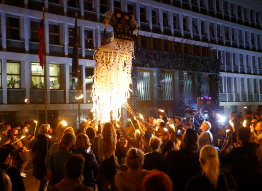 Pred parlamentom po srednjeveško zažgali lutko v podobi ministra Hojsa – Če se Slovenija zgraža nad barbarskim početjem, nacionalni RTV to vidi drugače: “Gre za simbolno razrešitev”(!?)