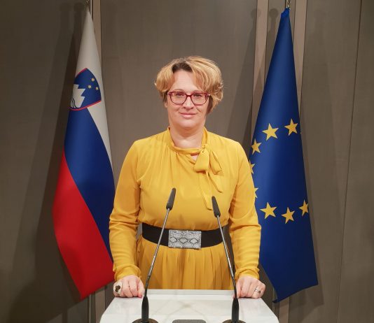 Nedopustno: Ali se izrazoslovje poslanke LMŠ Lidije Divjak Mirnik spodobi zanjo kot poslanko Državnega zbora RS?