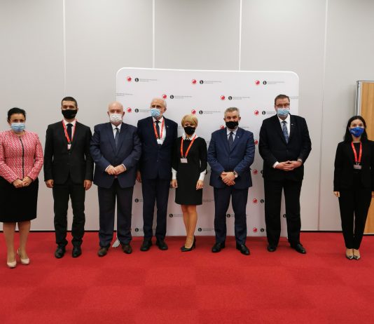 Ministrica dr. Pivec na zasedanju razširjene Višegrajske skupine