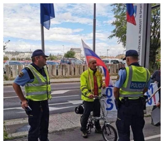 Kdo bo ustavil skrajneža, ki s propagando proti maskam že straši pred šolami?