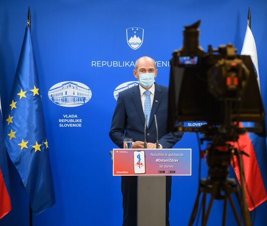 Predsednik vlade Janez Janša: Svet za nacionalno varnost ocenjuje, da smo na prelomni točki, kjer lahko zaenkrat še z mehkimi ukrepi zajezimo širjenje koronavirusa