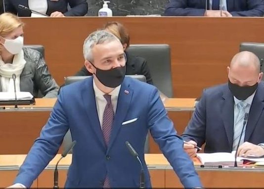 Do konca leta mesečni temeljni dodatek v višini 1.100 evrov za samozaposlene, družbenike in kmete