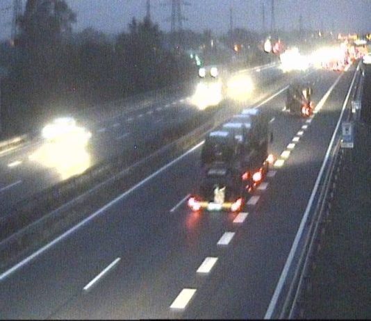 (Video) Šokantno! Dars objavil posnetek treh oseb, ki hodijo po avtocesti, ena oseba se celo uleže na vozišče.