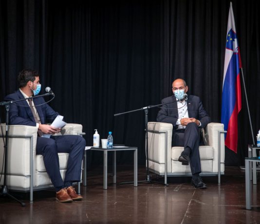 (VIDEO+FOTO) Premier Janša na okrogli mizi »Odgovoren državljan – uspešen narod«: Odgovornost tistih, ki vplivajo na javno mnenje še nikoli ni bila tako velika kot zdaj. Zdaj smo pred vprašanjem, ali bo glasna neodgovorna manjšina preglasila stroko.