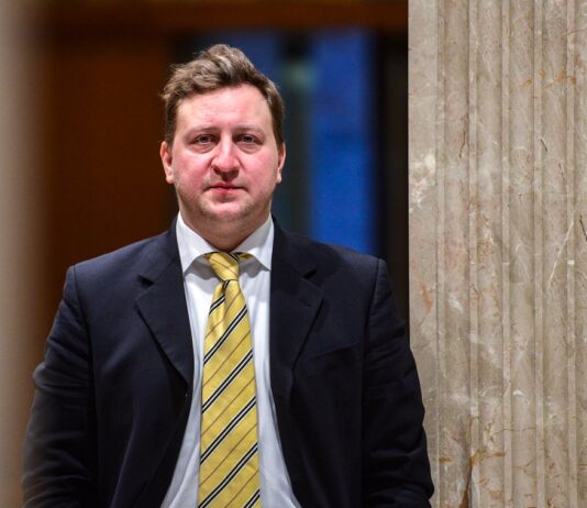 Kardiolog dr. Blaž Mrevlje opozoril na vnovične apetite zdravstvene dobaviteljske mafije: Za iste zaklopke kot v Nemčiji so želeli kar 5 tisoč evrov več!