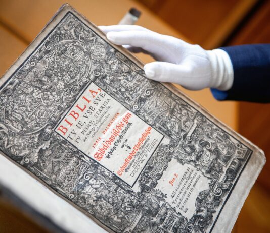 Izvod Dalmatinove Biblije na pobudo predsednika vlade Janeza Janše po novem v Narodni in univerzitetni knjižnici