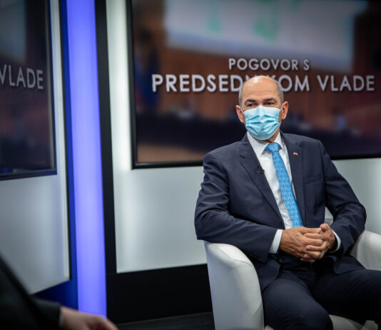 Predsednik vlade Janez Janša na Nova24TV: “Slovenija ne potrebuje nobene diktature, nobenih izrednih razmer. Potrebuje zdravo pamet in solidarnost.”