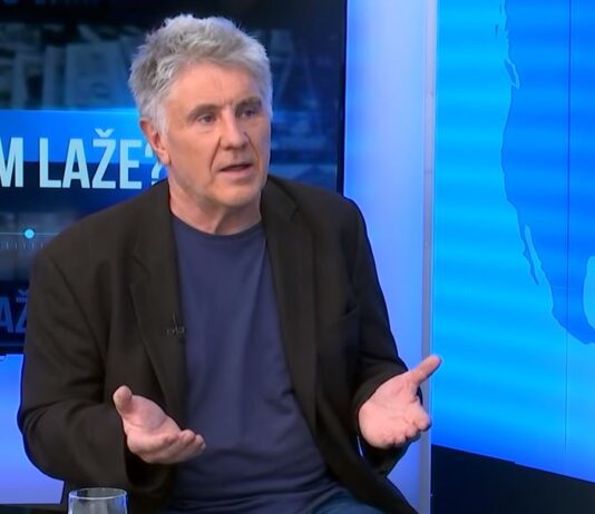 Na mednarodni dan za odpravo nekaznovanja kaznivih dejanj zoper novinarje je Mira Petka na oknih ministrstva pričakalo krvavo opozorilo