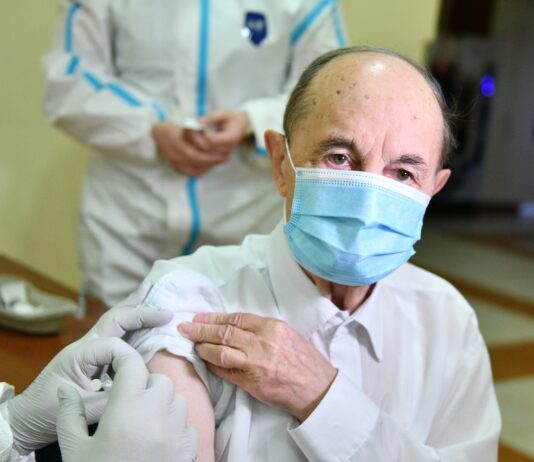 Med prvimi tremi cepljenimi v Sloveniji proti covid-19 tudi nadškof msgr. dr. Franc Kramberger