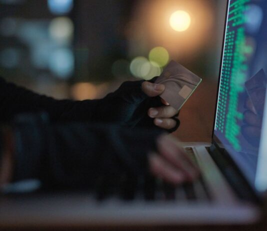 “Čaka vas paket, plačati morate le še nekaj evrov stroškov dostave”: goljufi izkoriščajo dostavne službe za krajo podatkov kreditnih kartic!