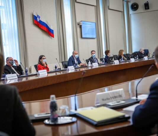 Predsednik vlade Janez Janša: Skupni interes je, da šole odpremo na varen način, in da ob tem ne tvegamo kolapsa zdravstvenega sistema