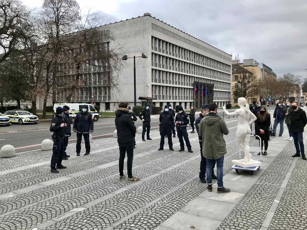 Proti hramu demokracije s sredincem na roki