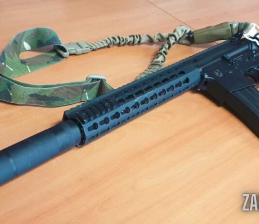 Na javnem kraju kranjski policisti mladoletniku zasegli imitacijo vojaške avtomatske puške