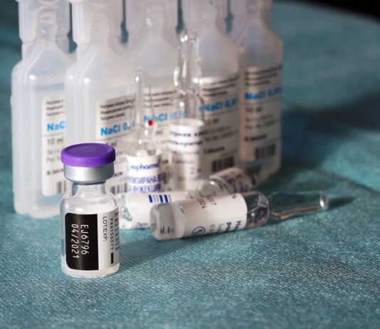 Padla neslavna rekorda: Prvič več kot 5.000 okuženih, ob tem več kot 50-odstotkov pozitivnih testov