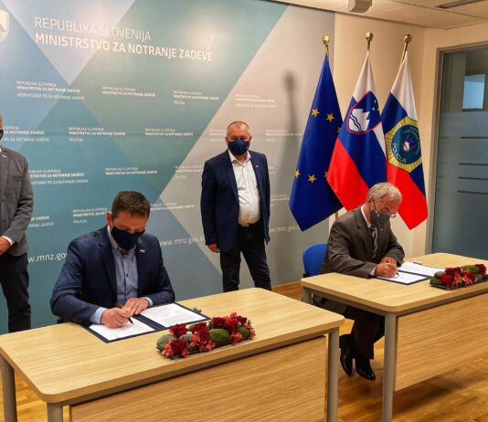 Danes sta minister za notranje zadeve Aleš Hojs in predsednik Policijskega sindikata Slovenije Rok Cvetko podpisala Sporazum o razreševanju stavkovnih zahtev – s tem prenehajo stavkovne aktivnosti