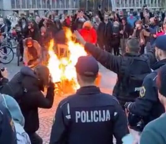 Na Trgu republike so minuli petek anarhistični kolesarji uprizorili pravi kres, odzivi: Njim je vse dovoljeno, ker so levičarji!