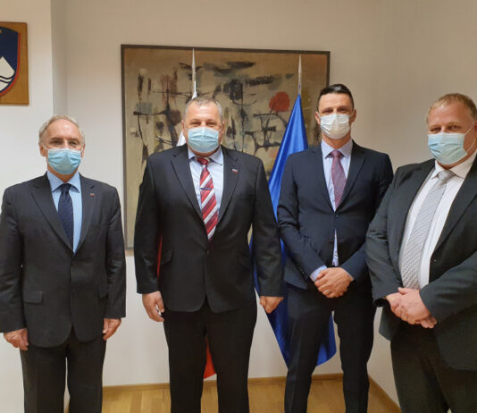 Minister sprejel policista, ki je onesposobil napadalca na parlament