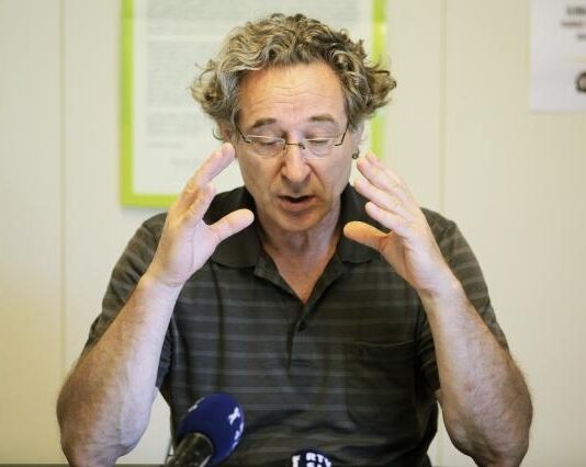 Je to boj za plače zaposlenih? Sindikati zaradi višjih plač zdravnikov na Ustavno sodišče