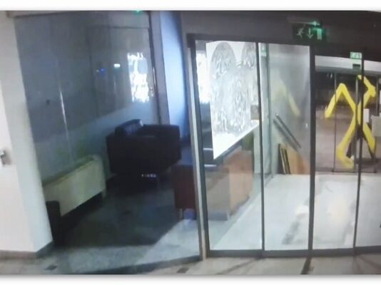 (Video) Poglejte si posnetke prihoda vandalov nad Ministrstvo za kulturo, ki so ga poslikali s kljukastimi križi!