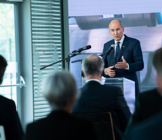 Premier Janez Janša ob obisku tovarne Novartis – Lek napovedal spodbude za investicije v delovna mesta z visoko dodano vrednostjo