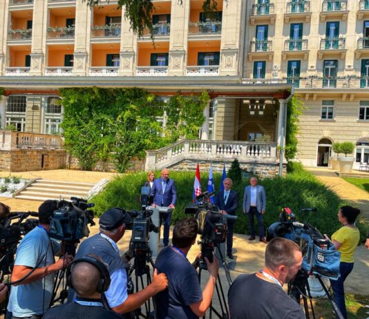 Slovenski in hrvaški notranji minister sta se zavzela za lažje prehajanje meje med državama