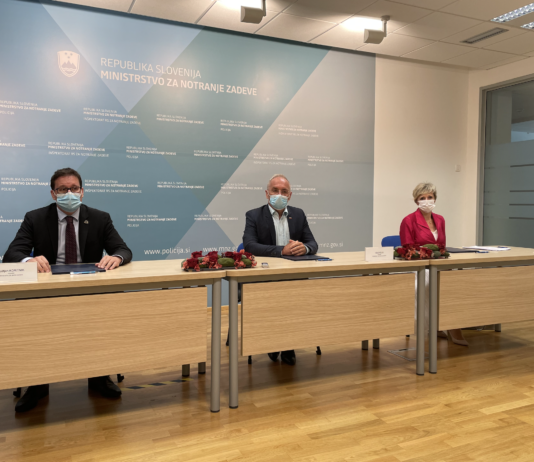 Ministra Hojs in Koritnik ter generalna direktorica ZZZS Mlakarjeva podpisali sporazum o uvedbi nove osebne izkaznice