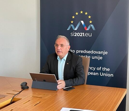 Hojs: Zakonite poti in preselitve so pomembni elementi celovitega upravljanja migracij v EU